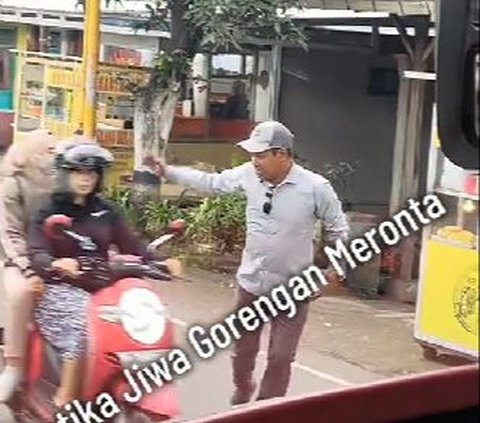 Pelan Pelan Pak Sopir: Aksi Tengil Sopir Truk Kena Lampu Merah, Lari Keluar Mobil Buat Beli Gorengan