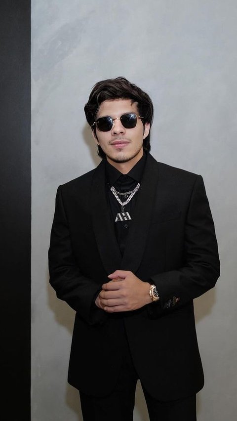 Beberapa artis ini membuktikan bahwa kesuksesan dapat diraih meskipun tidak menyelesaikan pendidikan SMA. Siapa saja mereka?