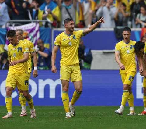 Timnas Ukraina sukses mengamankan tiga poin pertamanya dalam matchday kedua Grup E Euro 2024 di Dusseldorf Arena, Dusseldorf, Jerman, pada Jumat (21/6/2024). Mykhailo Mudryk dkk berhasil menumbangkan Slovakia dengan skor tipis 1-2. Foto: REUTERS