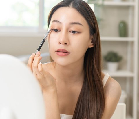 Pay Attention to How to Hold the Brush to Achieve Neater Eyeshadow Application