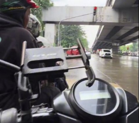Driver Ojol Ini Bantu Pengendara Vespa yang Kehabisan Bensin di Jalanan, Aksinya Banjir Pujian