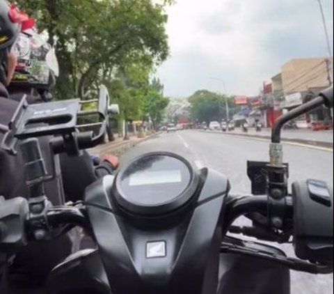 Driver Ojol Ini Bantu Pengendara Vespa yang Kehabisan Bensin di Jalanan, Aksinya Banjir Pujian