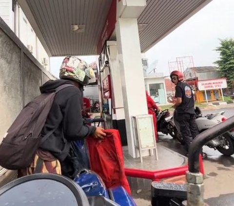 Driver Ojol Ini Bantu Pengendara Vespa yang Kehabisan Bensin di Jalanan, Aksinya Banjir Pujian