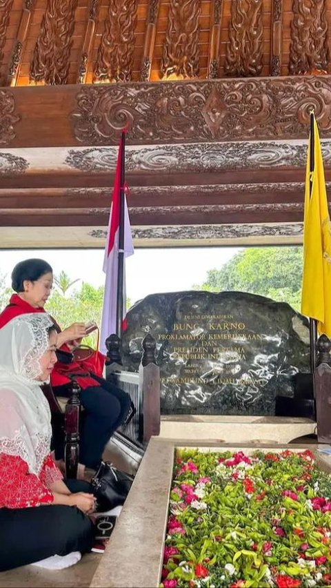 Intip Momen Khusyuk Megawati dan Puan Maharani Berdoa di Makam Bung Karno