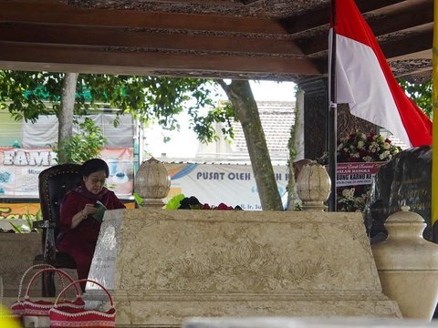 Intip Momen Khusyuk Megawati dan Puan Maharani Berdoa di Makam Bung Karno