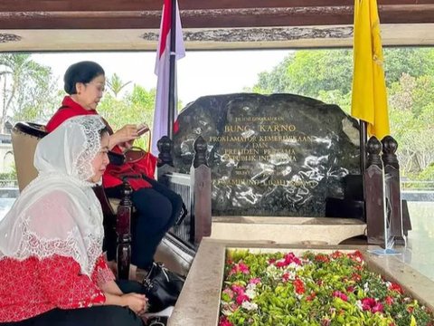 Intip Momen Khusyuk Megawati dan Puan Maharani Berdoa di Makam Bung Karno