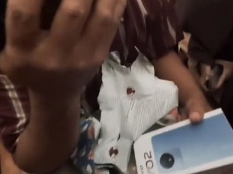 Sang guru tak dapat menahan air mata kebahgiaannya begitu mendapati hadiah dari para siswanya itu.
