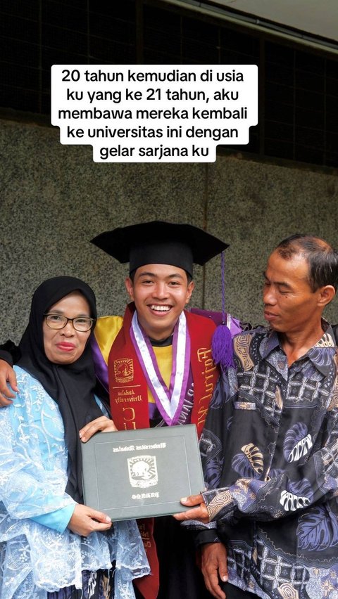 Kenang Foto Lawas 20 Tahun Silam, Dulu Diajak Orang Tua Kini Berhasil Jadi Wisudawan di Kampus Negeri dengan Predikat Cumlaude