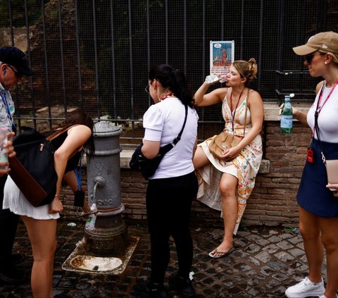 Sejumlah turis tampak mengantre untuk mengisi ulang botol air minum mereka di kompleks Colosseum, Roma, Italia, pada Jumat (21/6/2024). Gelombang panas dilaporkan terjadi di Benua Eropa, dengan sejumlah negara melaporkan kenaikan suhu. REUTERS/Guglielmo Mangiapane