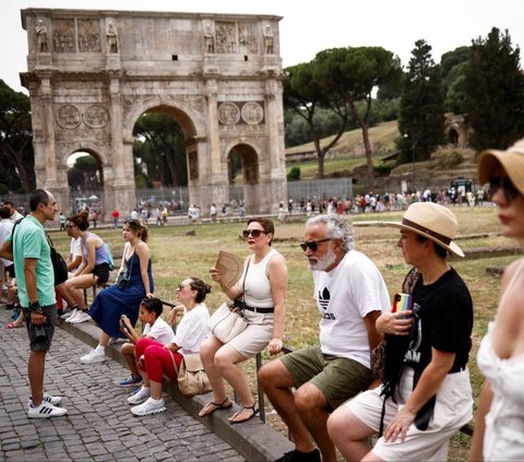 FOTO: Potret Gelombang Panas Eropa Menyiksa Turis-Turis di Roma Italia