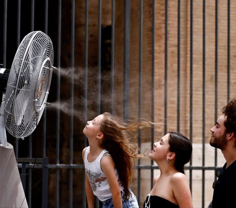 FOTO: Potret Gelombang Panas Eropa Menyiksa Turis-Turis di Roma Italia