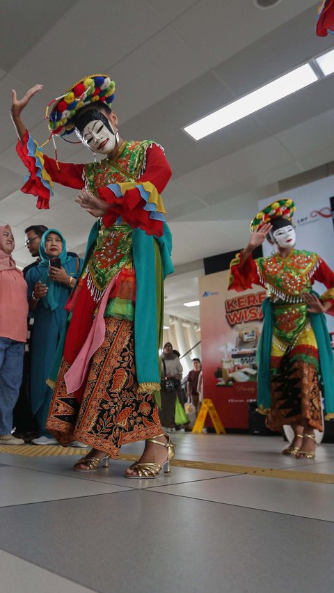 Tari topeng ini dihadirkan untuk memperkenalkan salah satu kesenian khas Betawi sekaligus menghibur para penumpang LRT Jabodebek. Liputan6.com/Angga Yuniar