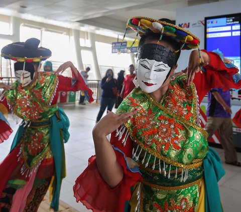 Sebagai informasi, tari topeng pada awalnya merupakan tarian pengantar pementasan lakon topeng Betawi.