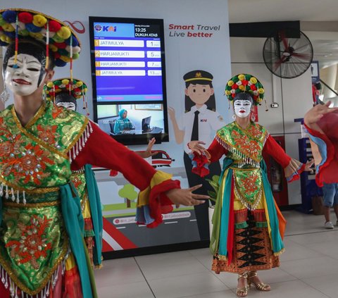 FOTO: Semarak HUT Jakarta, Tari Topeng Betawi Hibur Penumpang LRT Jabodebek