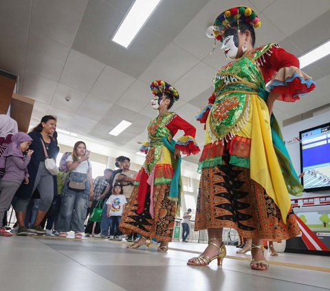 FOTO: Semarak HUT Jakarta, Tari Topeng Betawi Hibur Penumpang LRT Jabodebek