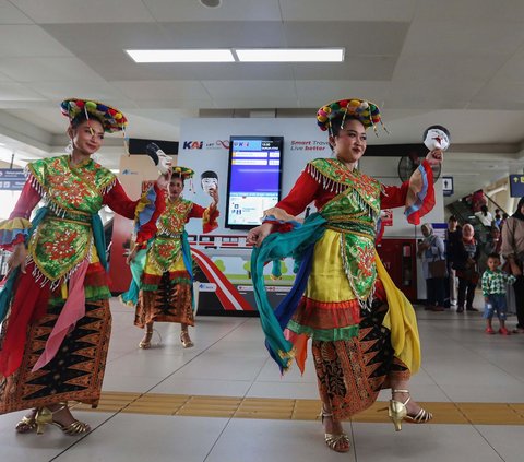 FOTO: Semarak HUT Jakarta, Tari Topeng Betawi Hibur Penumpang LRT Jabodebek