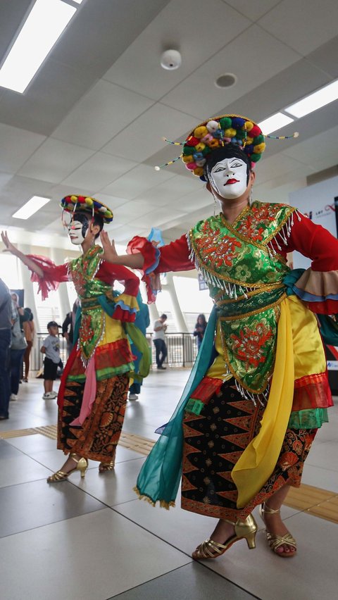 FOTO: Semarak HUT Jakarta, Tari Topeng Betawi Hibur Penumpang LRT Jabodebek