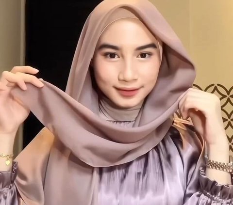 Elegant Square Hijab Tutorial Look, Suitable for Attending Weddings