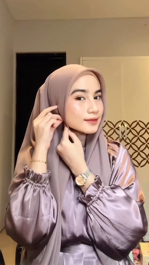 Elegant Square Hijab Tutorial Look, Suitable for Attending Weddings