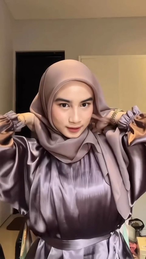 Elegant Square Hijab Tutorial Look, Suitable for Attending Weddings