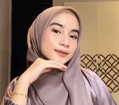 Elegant Square Hijab Tutorial Look, Suitable for Attending Weddings