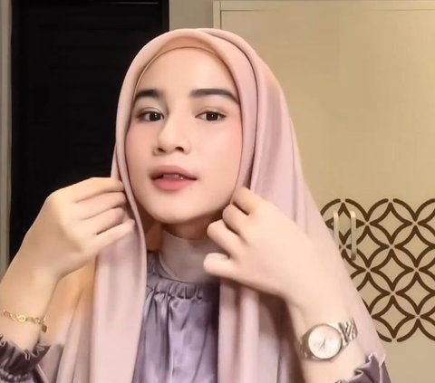 Elegant Square Hijab Tutorial Look, Suitable for Attending Weddings