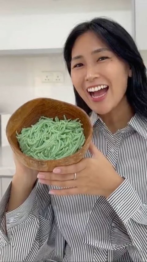 Influencer Jepang Salah Kira Cendol sebagai Mi, Dimasak dengan Kecap dan Bawang