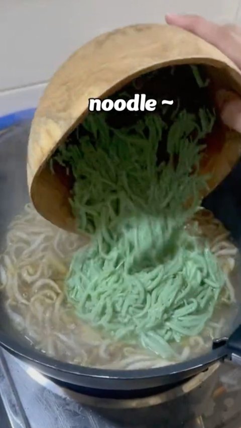 Japanese Influencer Mistakes Cendol for Mi, Cooks it with Soy Sauce and Onions