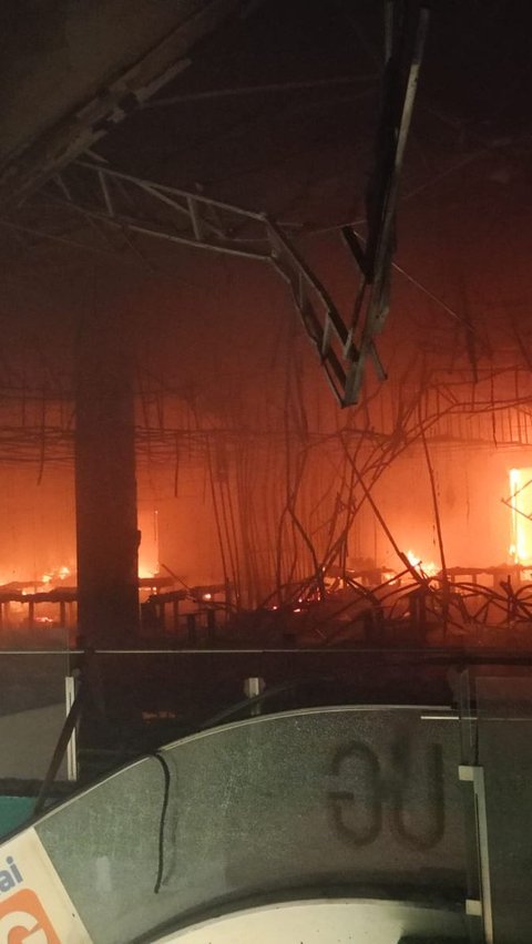 Mal Revo Bekasi Kebakaran, Api Muncul dari Restoran Gokana<br>
