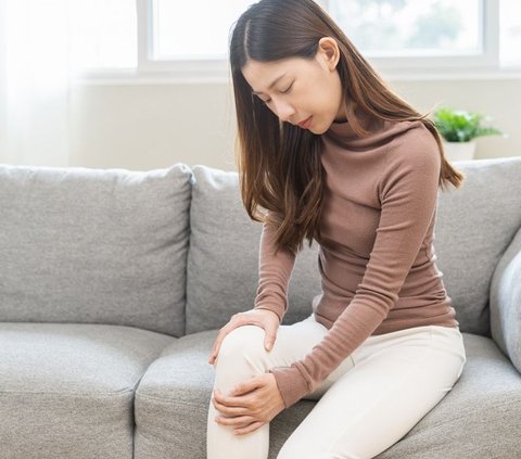 Ilustrasi wanita muda sakit rematik. (Shutterstock/Kmpzzz)