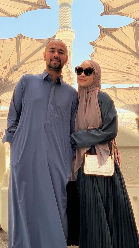 Deretan Foto Raffi Ahmad dan Nagita Slavina di Masjid Nabawi, Ibunda Rafathar Didoakan Tak Lepas Hijab