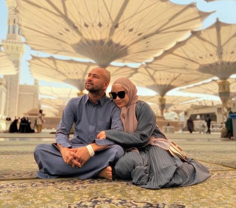 Deretan Foto Raffi Ahmad dan Nagita Slavina di Masjid Nabawi, Ibunda Rafathar Didoakan Tak Lepas Hijab