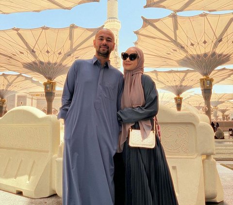 Deretan Foto Raffi Ahmad dan Nagita Slavina di Masjid Nabawi, Ibunda Rafathar Didoakan Tak Lepas Hijab