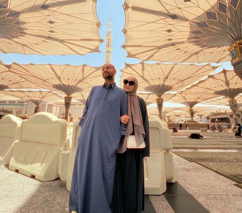 Deretan Foto Raffi Ahmad dan Nagita Slavina di Masjid Nabawi, Ibunda Rafathar Didoakan Tak Lepas Hijab