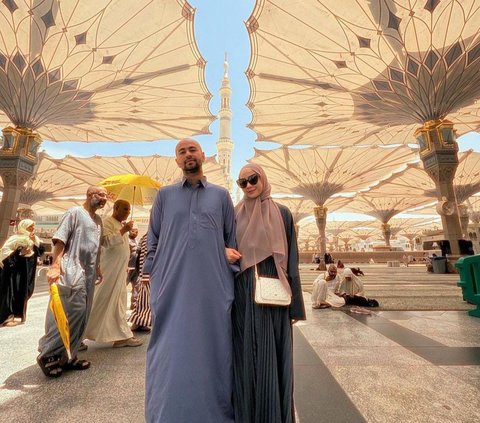 Deretan Foto Raffi Ahmad dan Nagita Slavina di Masjid Nabawi, Ibunda Rafathar Didoakan Tak Lepas Hijab