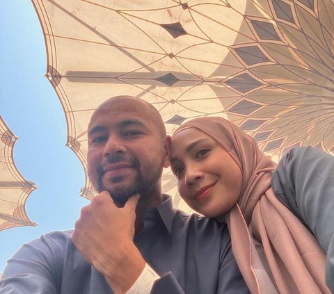 Deretan Foto Raffi Ahmad dan Nagita Slavina di Masjid Nabawi, Ibunda Rafathar Didoakan Tak Lepas Hijab