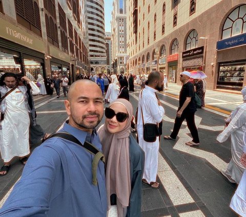 Deretan Foto Raffi Ahmad dan Nagita Slavina di Masjid Nabawi, Ibunda Rafathar Didoakan Tak Lepas Hijab