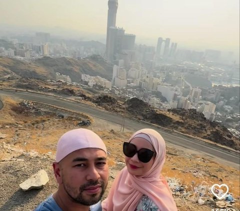 Deretan Foto Raffi Ahmad dan Nagita Slavina di Masjid Nabawi, Ibunda Rafathar Didoakan Tak Lepas Hijab