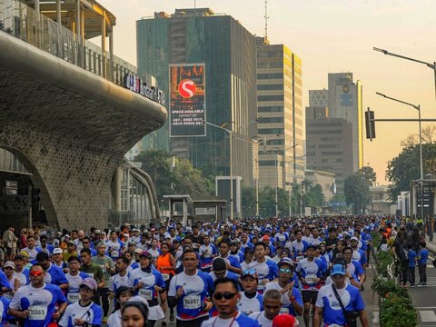 Ribuan pelari saat mengkuti lomba lari 10 km saat kegiatan Jakarta International Marathon (JAKIM) 2024 di Jalan MH.Thamrin, Jakarta, Minggu (23/08/2024). Jakarta Internasional Marathon yang digelar dalam rangka memperingati hari ulang tahun ke-497 Jakarta ini diramaikan oleh 15 ribu peserta dari 32 negara.