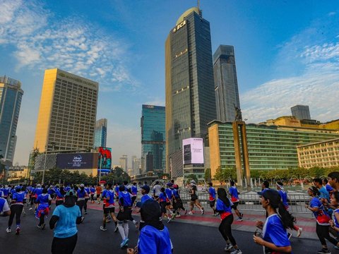 Ribuan pelari saat mengkuti lomba lari 10 km saat kegiatan Jakarta International Marathon (JAKIM) 2024 di Jalan MH.Thamrin, Jakarta, Minggu (23/08/2024). Jakarta Internasional Marathon yang digelar dalam rangka memperingati hari ulang tahun ke-497 Jakarta ini diramaikan oleh 15 ribu peserta dari 32 negara.