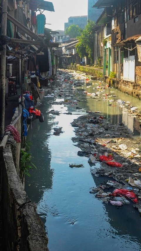 Sungai yang membentang di kawasan padat penduduk ini dipenuhi sampah rumah tangga. Foto: merdeka.com / Arie Basuki<br>