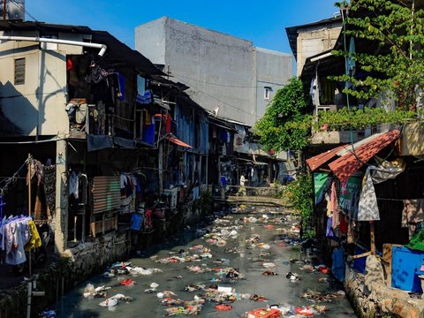FOTO: Kotornya Kawasan Ini, Banyak Sampah Plastik Hambat Aliran Kali Jatibaru