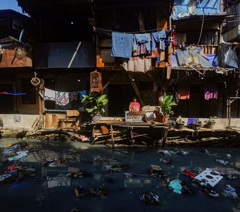 Banyak warga yang memilih membuang sampah langsung ke sungai karena tidak tersedianya tempat pembuangan sampah yang mudah dijangkau. Foto: merdeka.com / Arie Basuki<br>