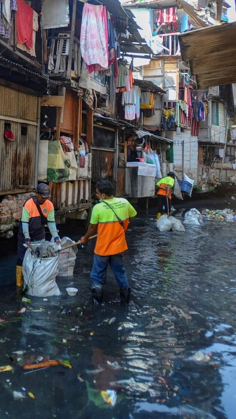 Mereka mengajak warga sekitar untuk bergotong-royong membersihkan sampah dan menanamkan kesadaran akan pentingnya menjaga kebersihan sungai. Foto: merdeka.com / Arie Basuki