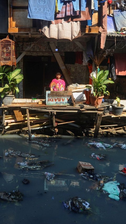 FOTO: Kotornya Kawasan Ini, Banyak Sampah Plastik Hambat Aliran Kali Jatibaru