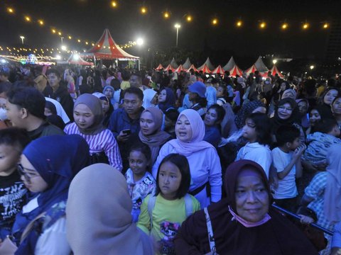 FOTO: Kemeriahan Malam Jakarta Karnaval HUT ke-497 yang Dipadati Ribuan Pengunjung