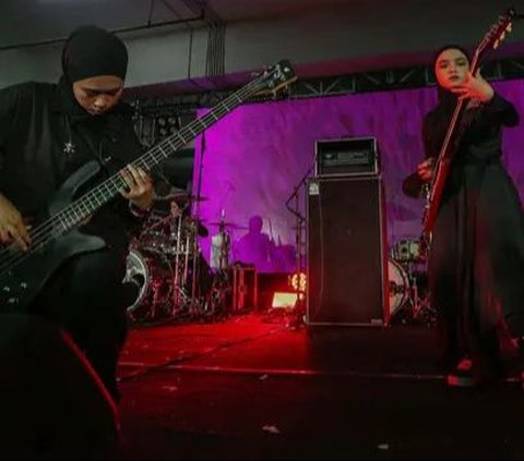 FOTO: Aksi Voice of Baceprot, Band Metal Berhijab Asal Garut Guncang Panggung Soundsfest Xperience 2024