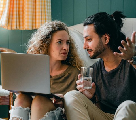 Mantan pasangan tidak seharusnya terus dibicarakan di setiap kesempatan. (Foto: Pexels/<br />Ketut Subiyanto)