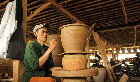 Keramik Purwakarta Bertahan di Tengah Kemajuan Zaman
