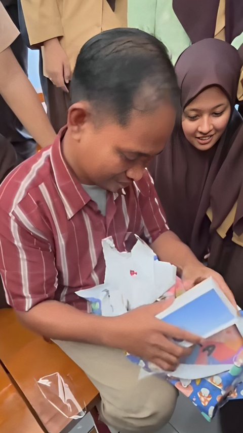 Make Emotional, This Teacher in Makassar Receives a Mobile Phone Gift from His Students